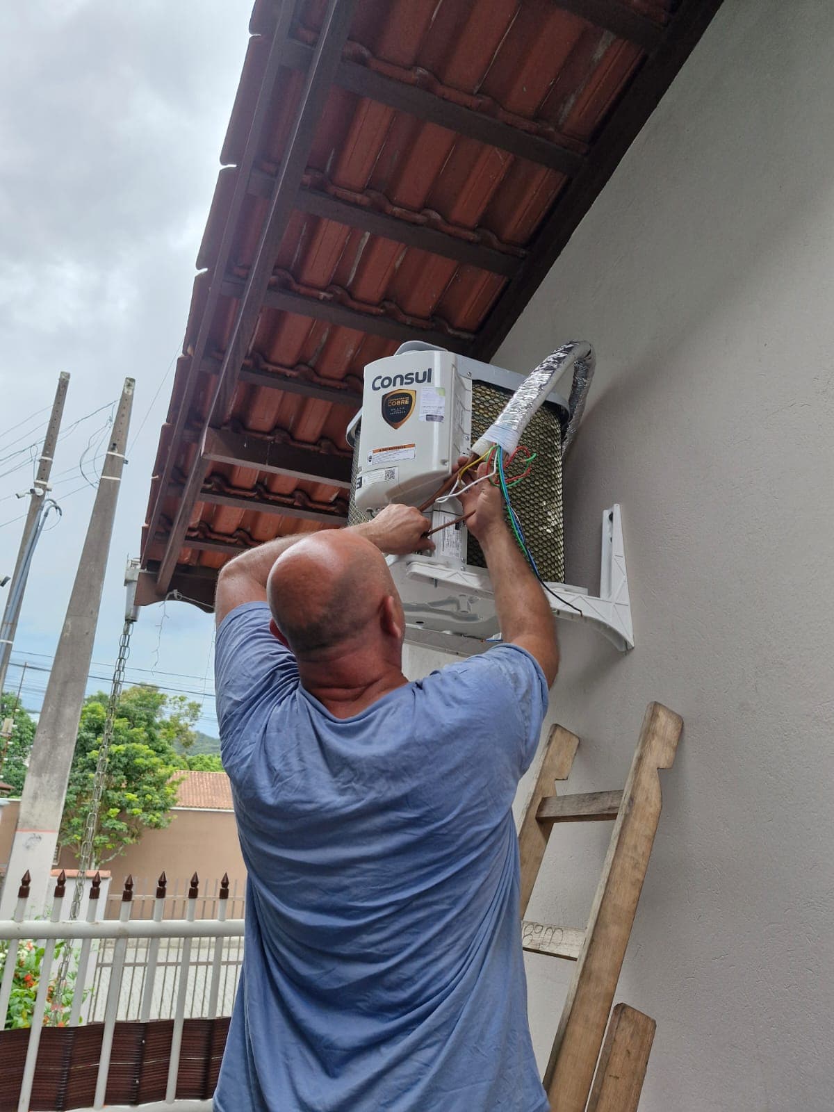 Técnico realizando manutenção em ar condicionado